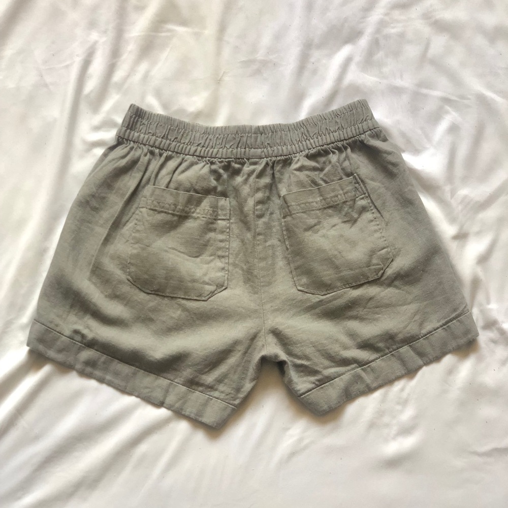 Light gray short shorts